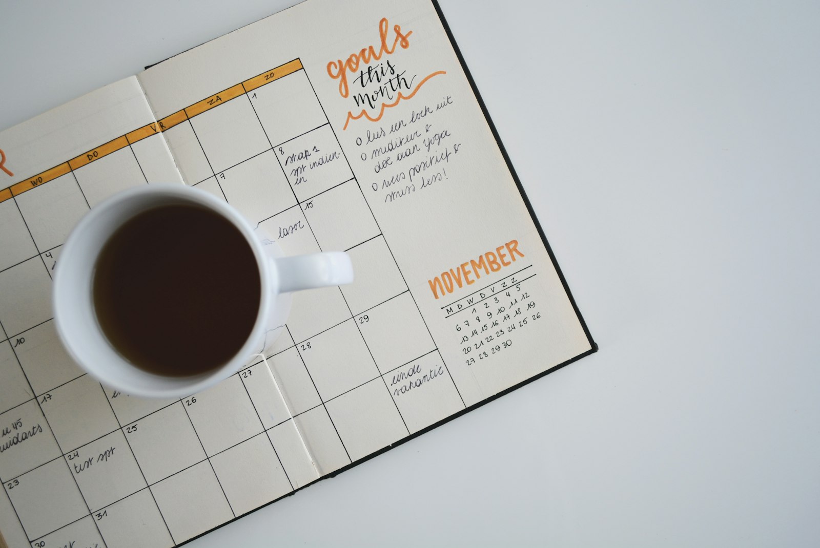 Desk calendar, energy bill and phone reminder showing a contract renewal deadline